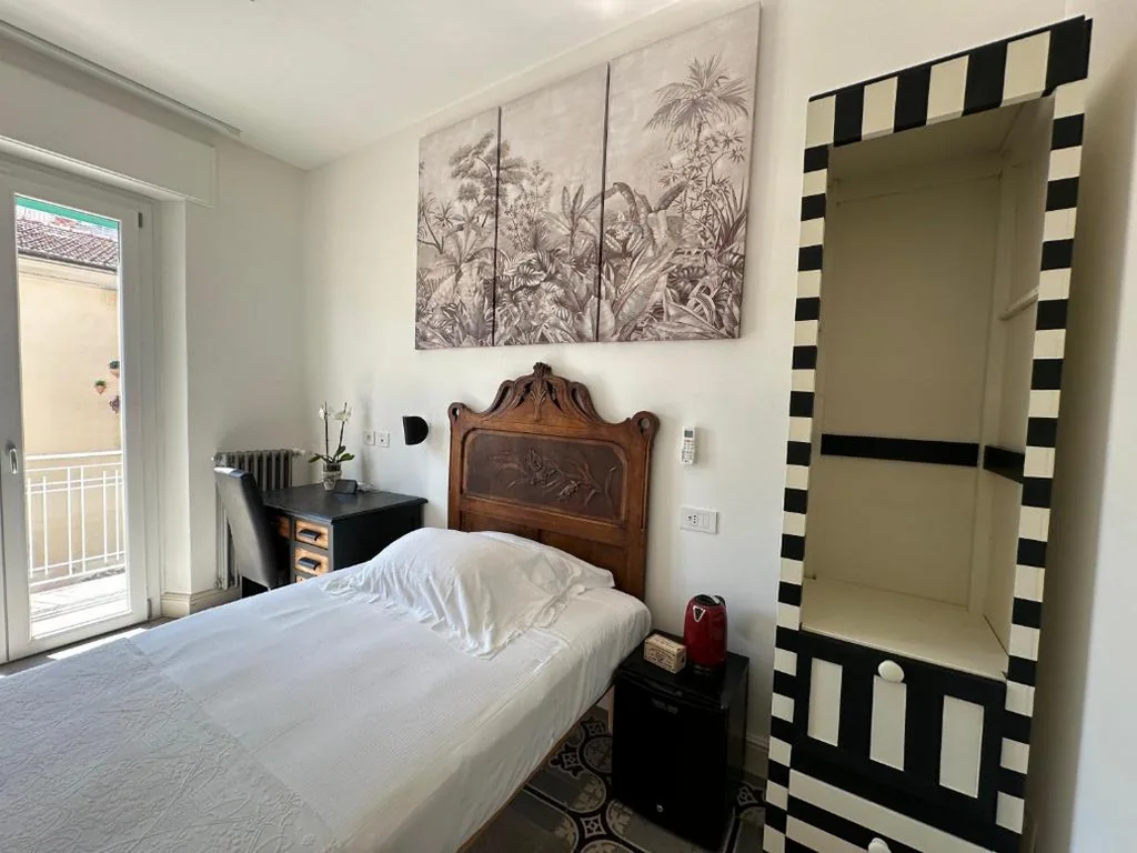 Deluxe Single Room with Balcony — Domus Socolatae Cocoa Journey Tuscan Lifestyle B&B
