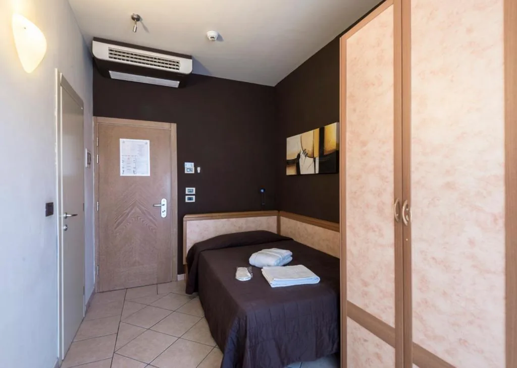 Single Room — Hotel Montebello