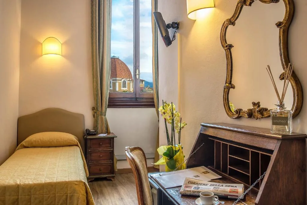 Single Room — Hotel Paris