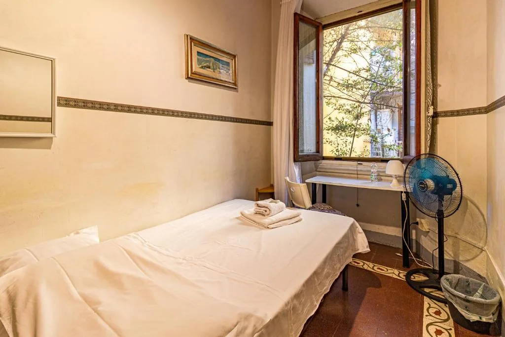 Standard Single Room with Shared Bathroom — Soggiorno Primavera