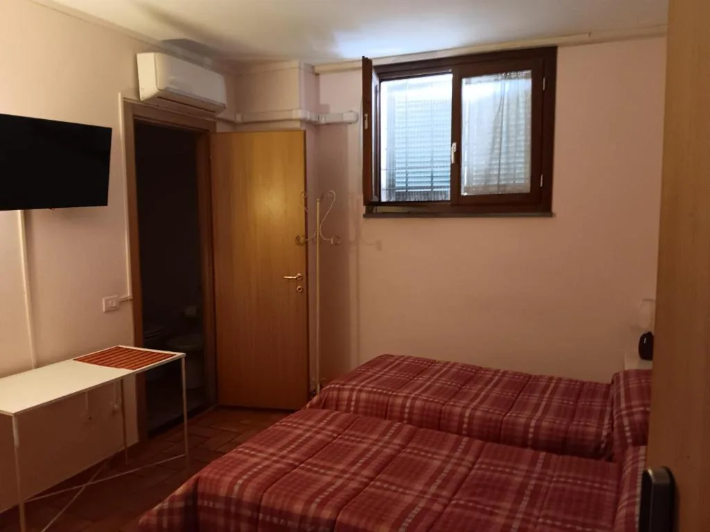 Camera Standard Doppia con Letti Singoli — Affitta camere San Miniato