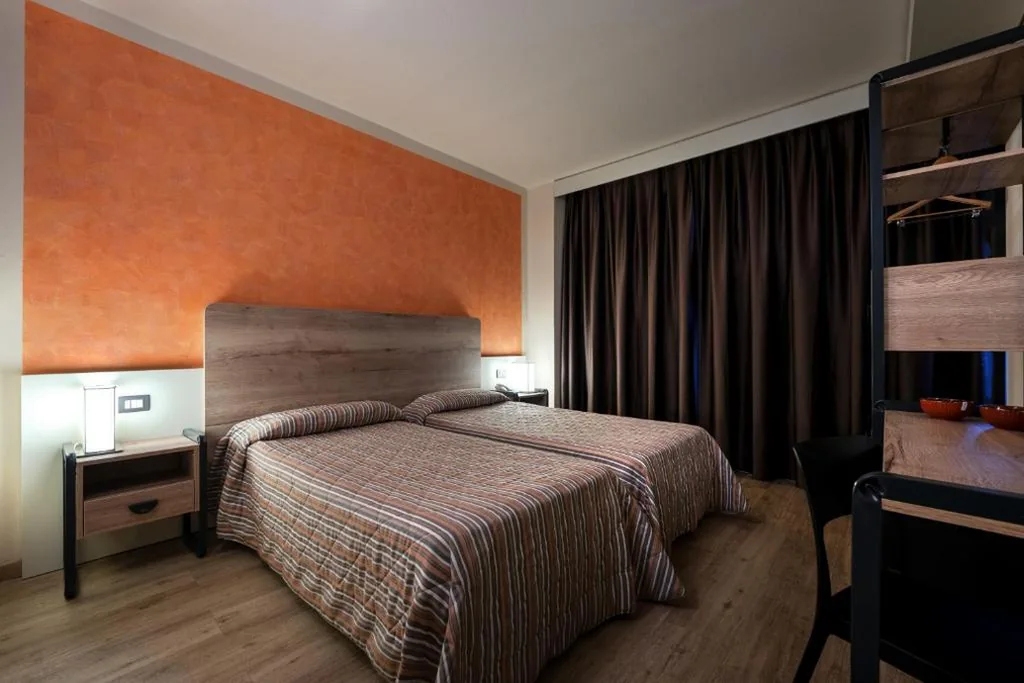 Standard Twin Room — Hotel Galilei