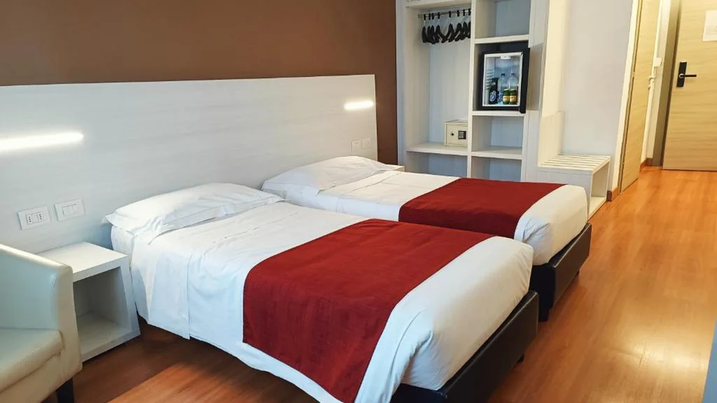 Camera Standard Doppia con Letti Singoli — Hotel President