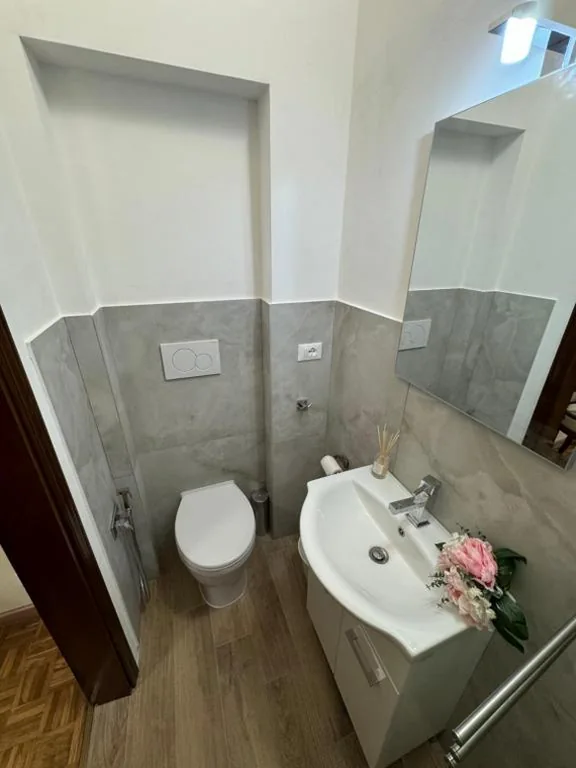 Camera Standard Doppia con Letti Singoli — Lucy’s House, elegante alloggio rustico con tutti i comfort moderni a Pisa