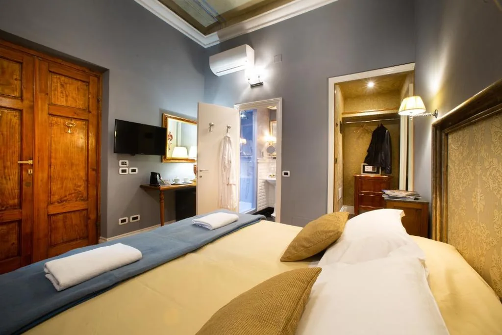 Standard Double or Twin Room — Boutique B&B Torre de’ Conti