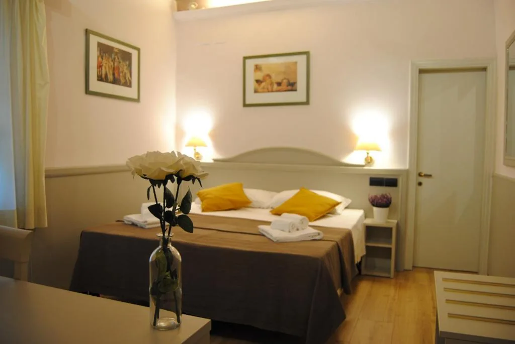 Camera Standard Matrimoniale/Doppia con Letti Singoli — Hotel Camilla Firenze