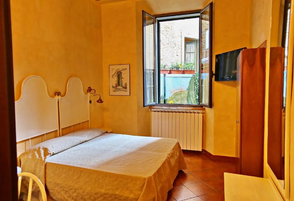 Camera Standard Matrimoniale/Doppia con Letti Singoli — Hotel Italia Cortona