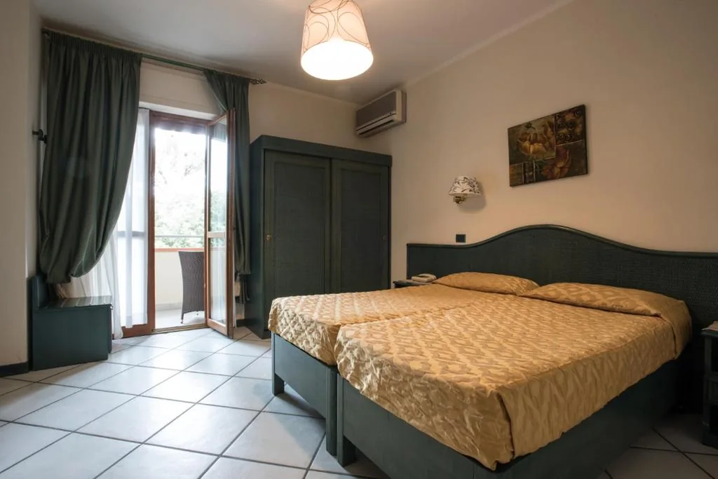 Camera Standard Matrimoniale/Doppia con Letti Singoli — Hotel Kyrton