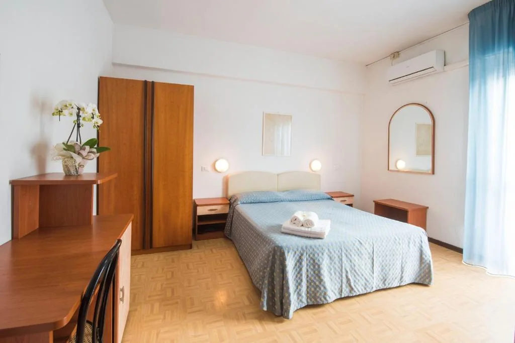 Camera Standard Matrimoniale/Doppia con Letti Singoli — Hotel Mariotti