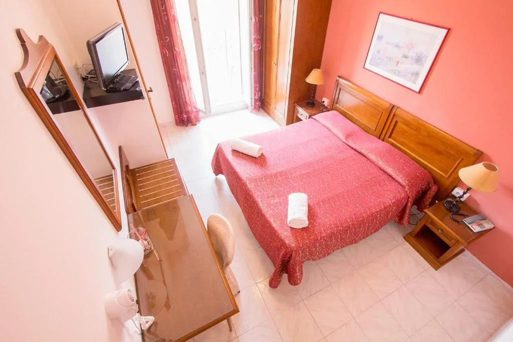 Camera Standard Matrimoniale/Doppia con Letti Singoli — Hotel Regina