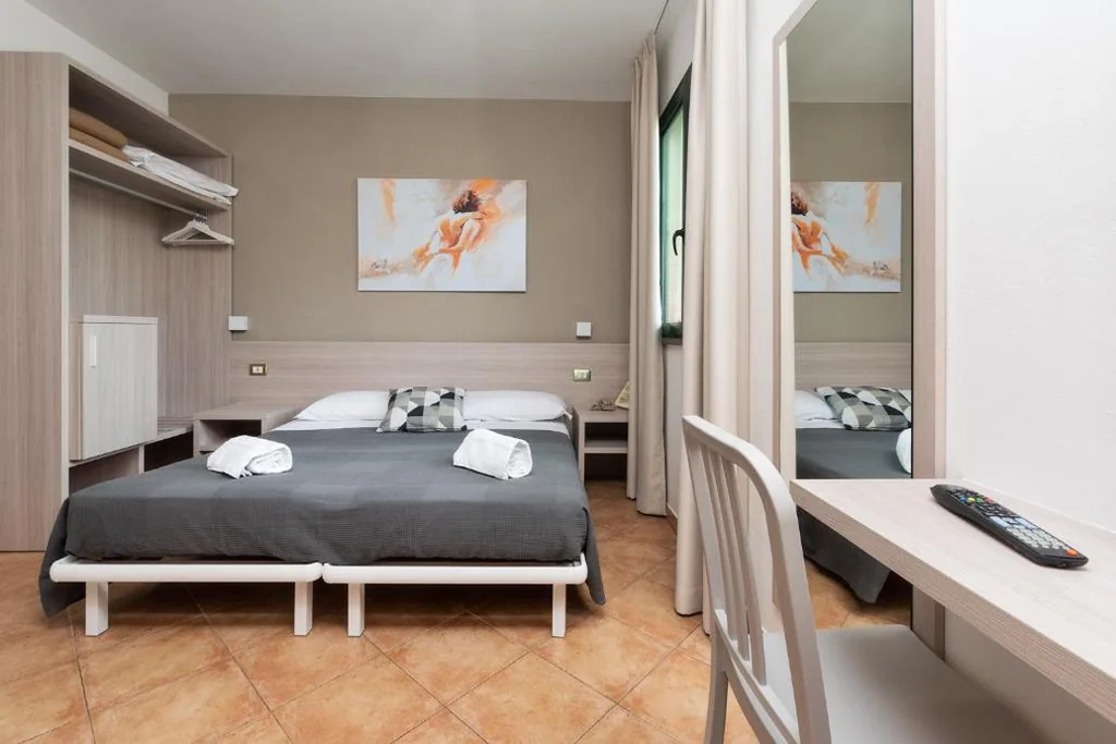 Camera Superior Matrimoniale/Doppia con Letti Singoli — Casa Betania – Parcheggio Gratuito