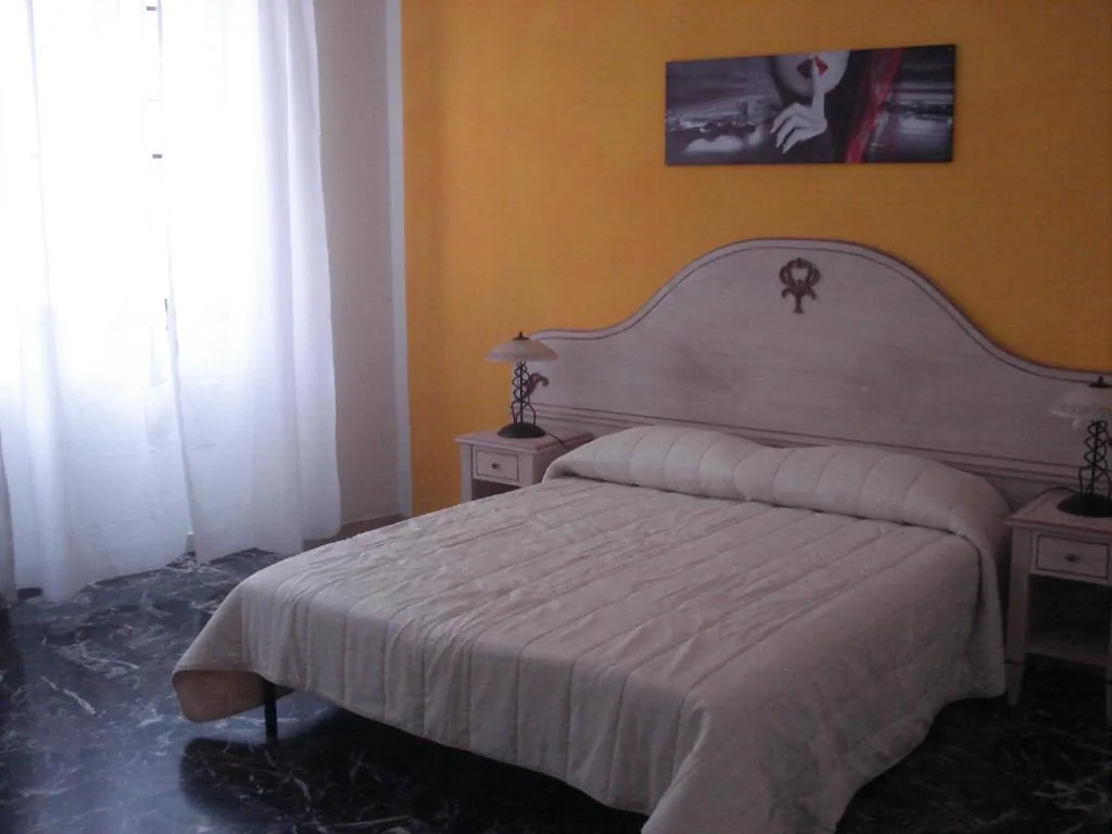 Camera Tripla Basic con Bagno in Comune — Scala Apartment