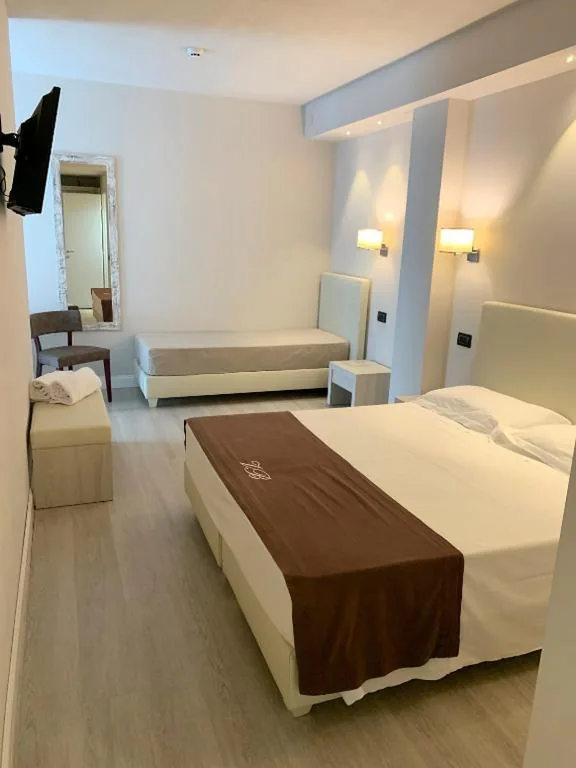 Camera Tripla Classic — Hotel Villa Barsanti