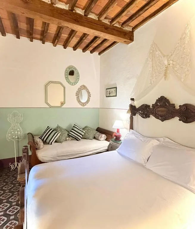 Classic Triple Room — Villa La Dogana – B&B with a lovely garden – Private parking – Slow living in an old-fashioned historical home