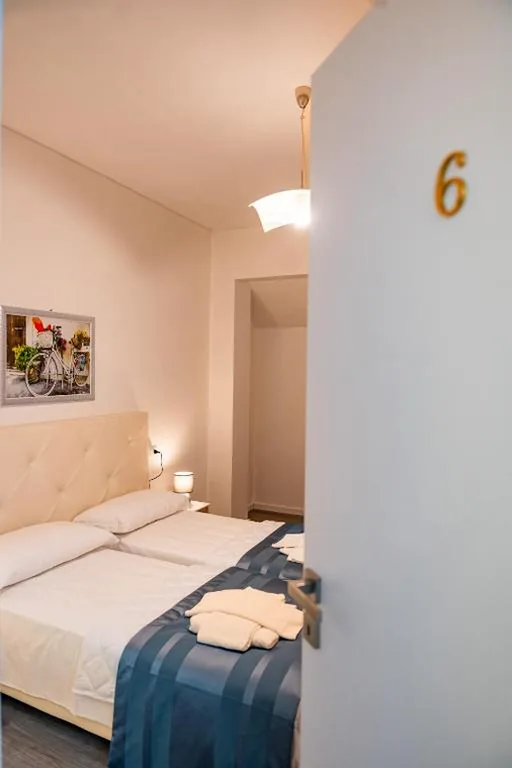 Camera Tripla con Bagno — Florence Rooms Novella