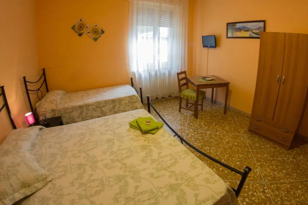 Camera Tripla con Bagno in Comune — B&B Gate 52