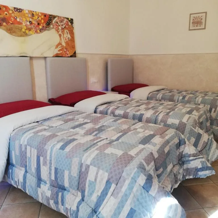 Camera Tripla con Bagno in Comune — Emerald guest house