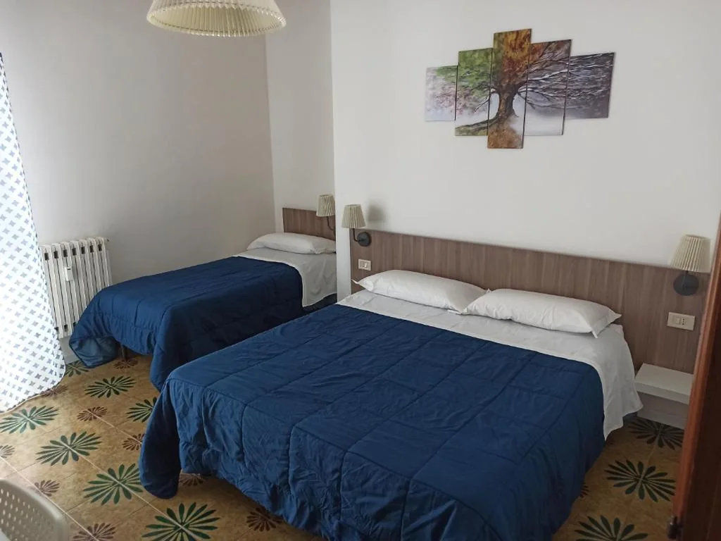 Camera Tripla con Bagno — Like Home Cisanello