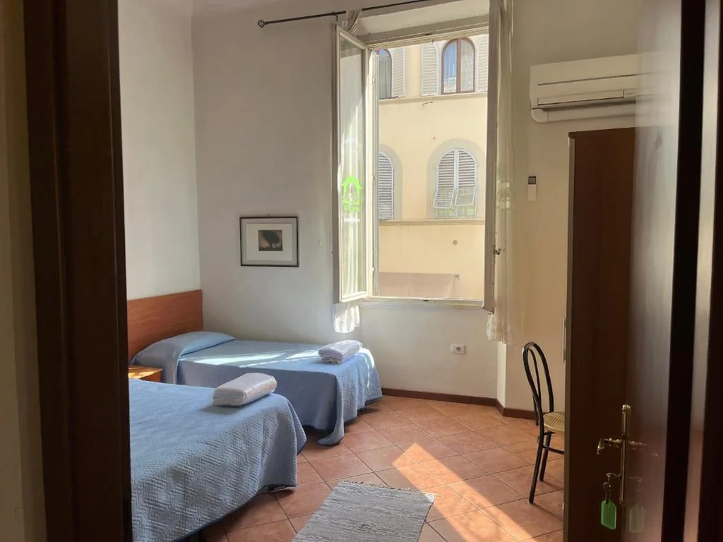 Camera Tripla con Bagno Privato — 27 Aprile