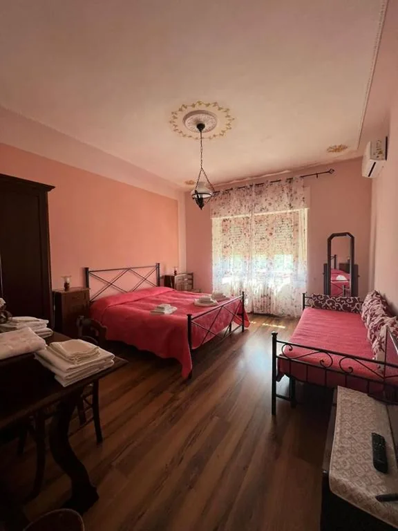 Camera Tripla con Bagno Privato Esterno — B&B Locanda Sant’Antimo