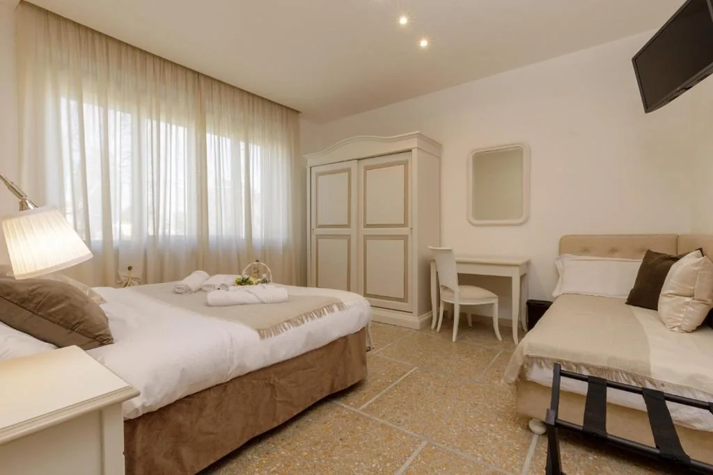 Camera Tripla con Bagno Privato Esterno — Da Rita Affittacamere