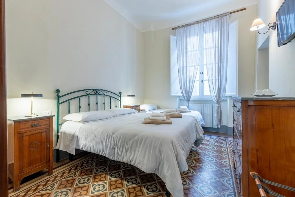 Camera Tripla con Bagno Privato Esterno — Lucca Charm