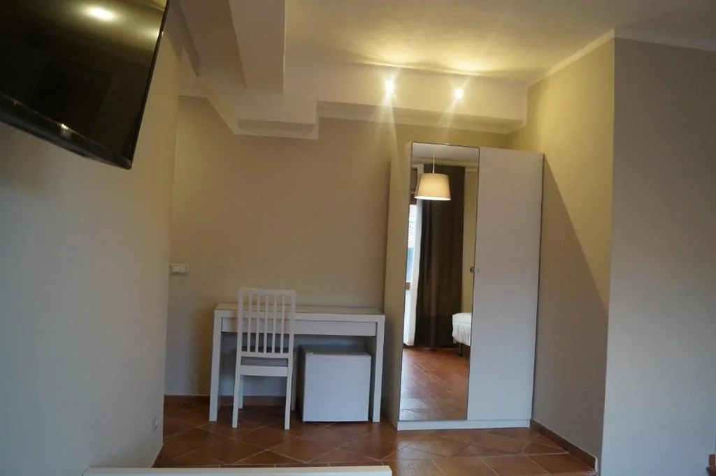 Camera Tripla con Bagno Privato — Gialel Pisa