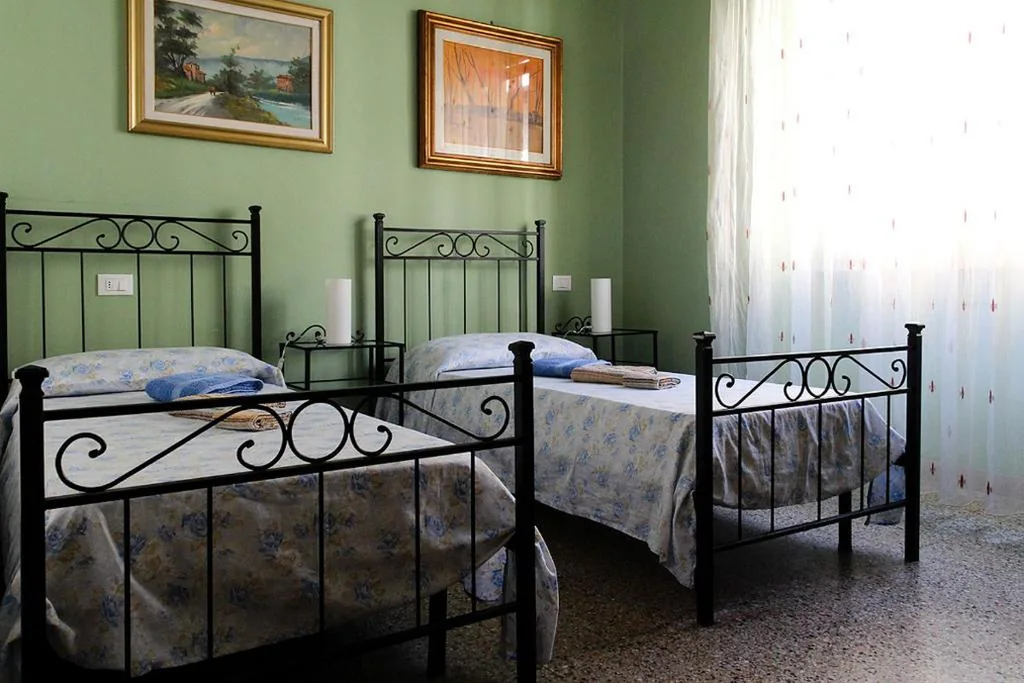 Camera Tripla con Bagno Privato — Guesthouse Stazione Pisa Centro