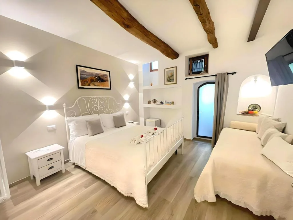 Camera Tripla con Bagno Privato — La Casa di Ines