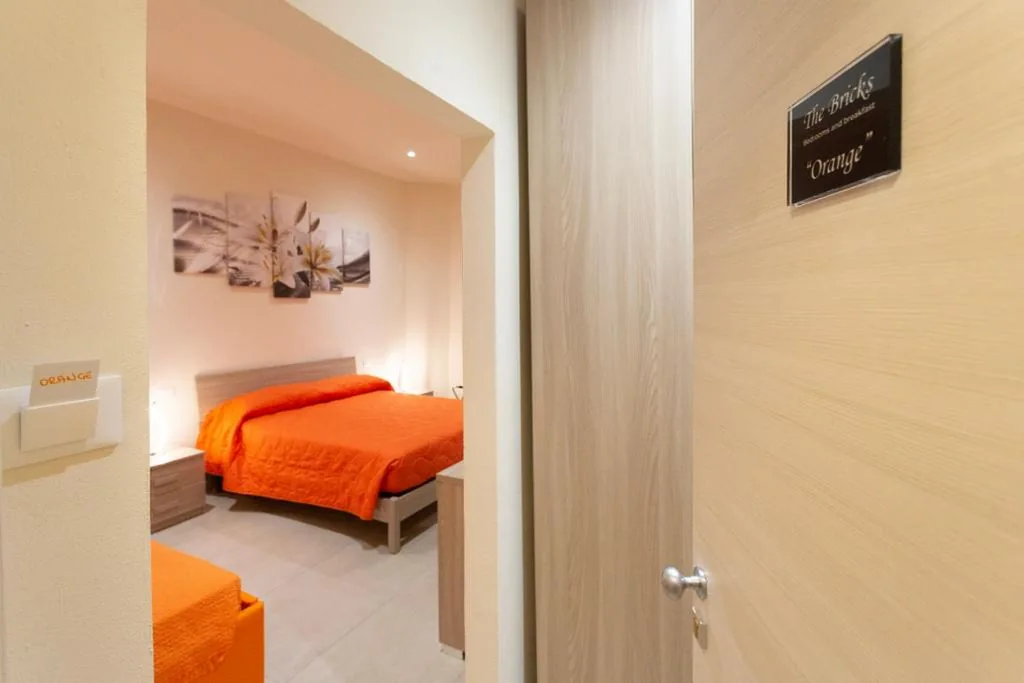 Camera Tripla con Bagno Privato — The Bricks B&B Free Parking