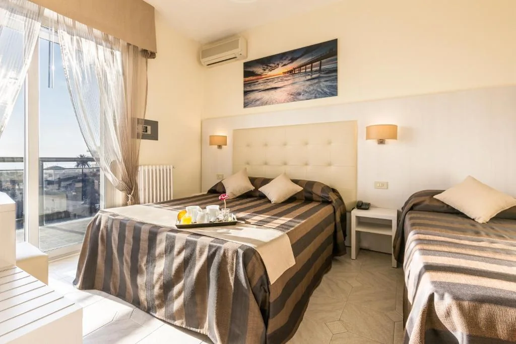 Camera Tripla con Balcone e Vista Mare — Hotel King