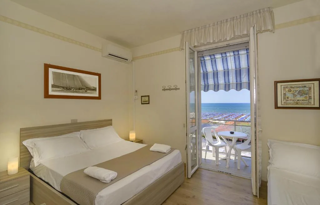 Camera Tripla con Balcone e Vista Mare — Hotel Lungomare