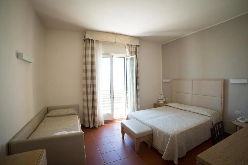 Camera Tripla con Balcone e Vista Mare — Hotel Miramare