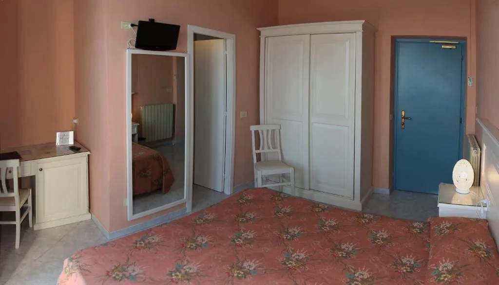 Camera Tripla con Balcone e Vista Mare — Hotel Villa Ombrosa