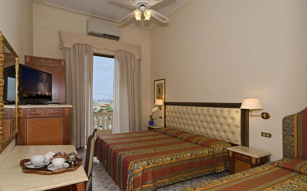 Camera Tripla con Balcone e Vista Mare — Villa Tina Hotel