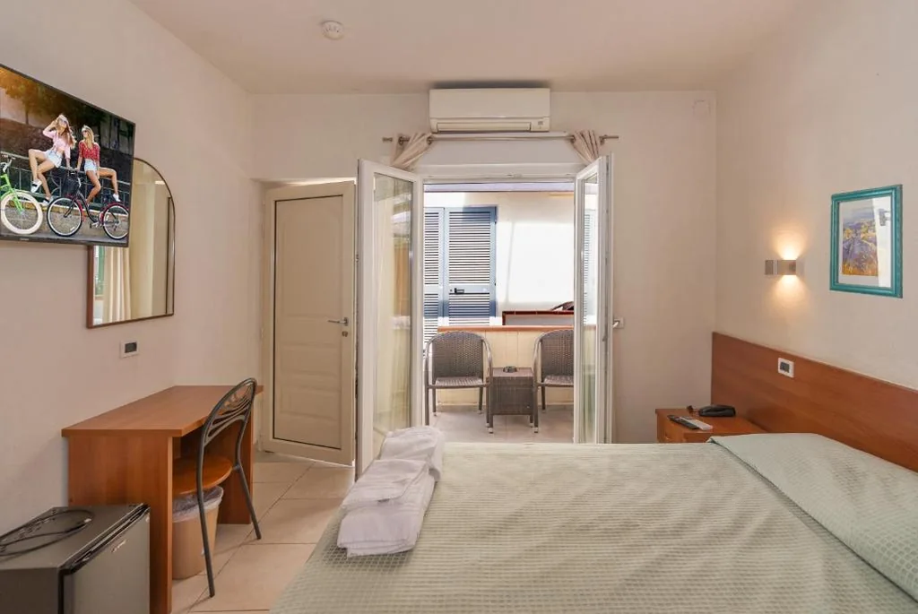Camera Tripla con Balcone — Hotel Daisy