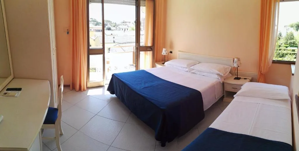 Camera Tripla con Balcone — Hotel Elizabeth