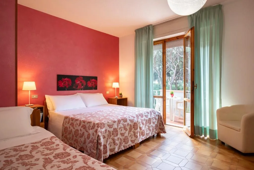 Camera Tripla con Balcone — Hotel Parco dei Pini – 100mt dal Mare