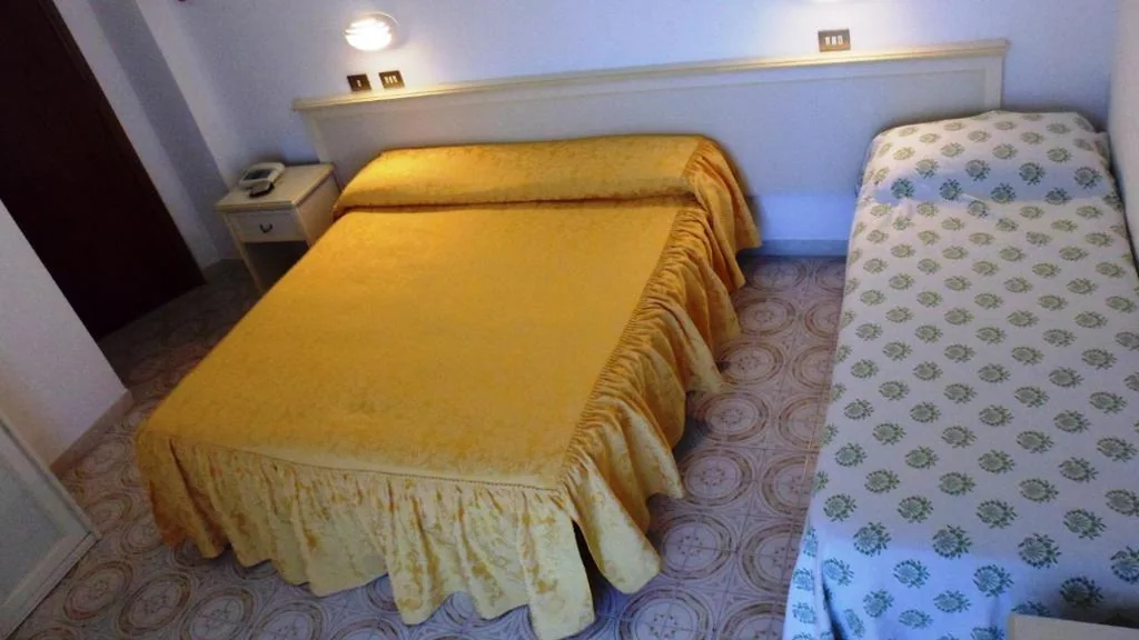 Camera Tripla con Balcone — Hotel Reali