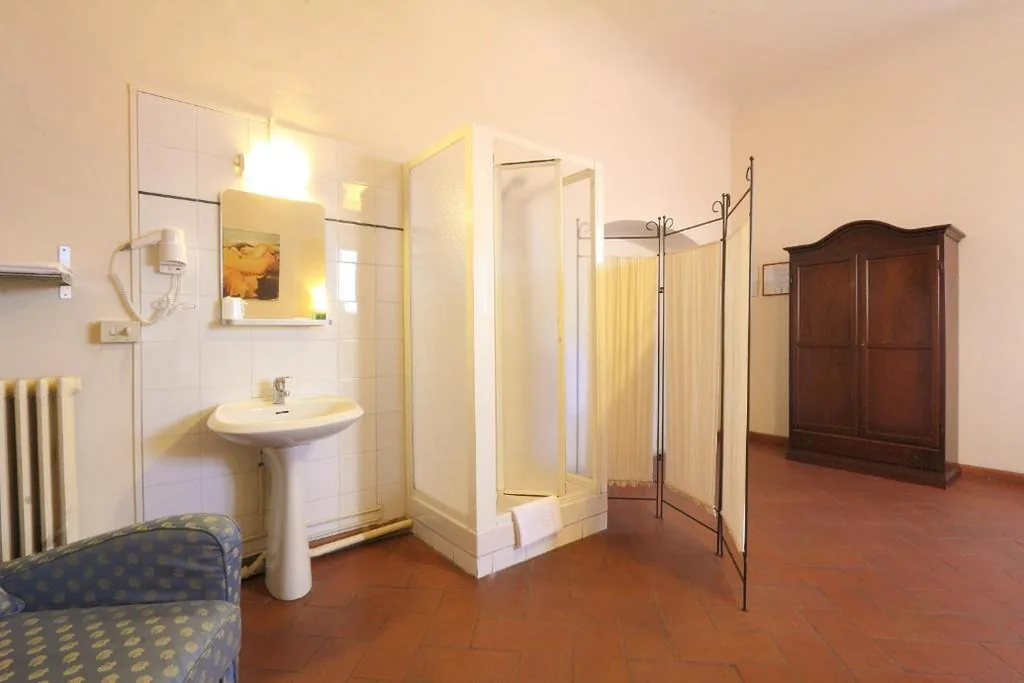 Camera Tripla con Doccia Privata e Bagno in Comune — Hotel Bavaria