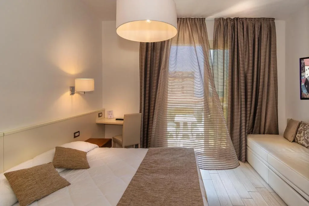 Camera Tripla con Vista Mare e Balcone - Accesso Spiaggia — Hotel Pineta Mare