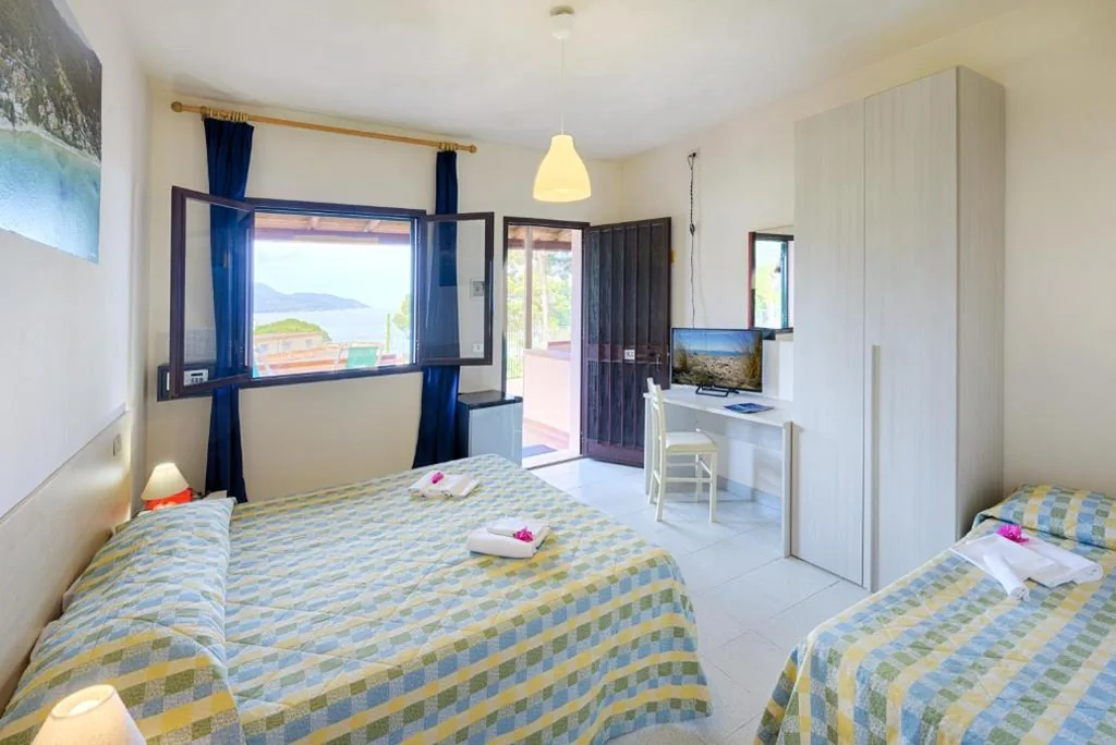 Camera Tripla con Vista Mare — Hotel Casa Rosa