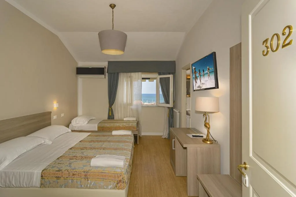Camera Tripla con Vista Mare — Hotel La Pace