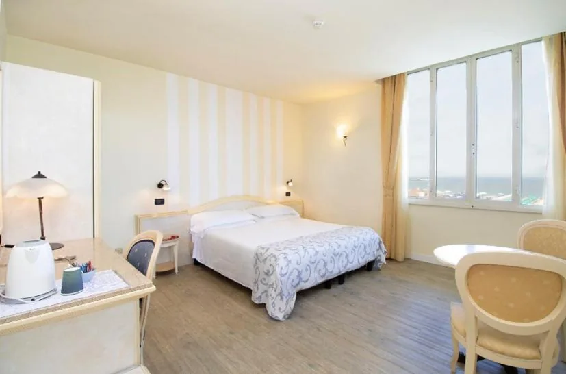 Camera Tripla con Vista Mare — Hotel London