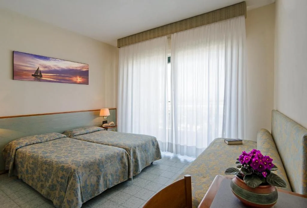 Triple Room with Sea View — Hotel Paris