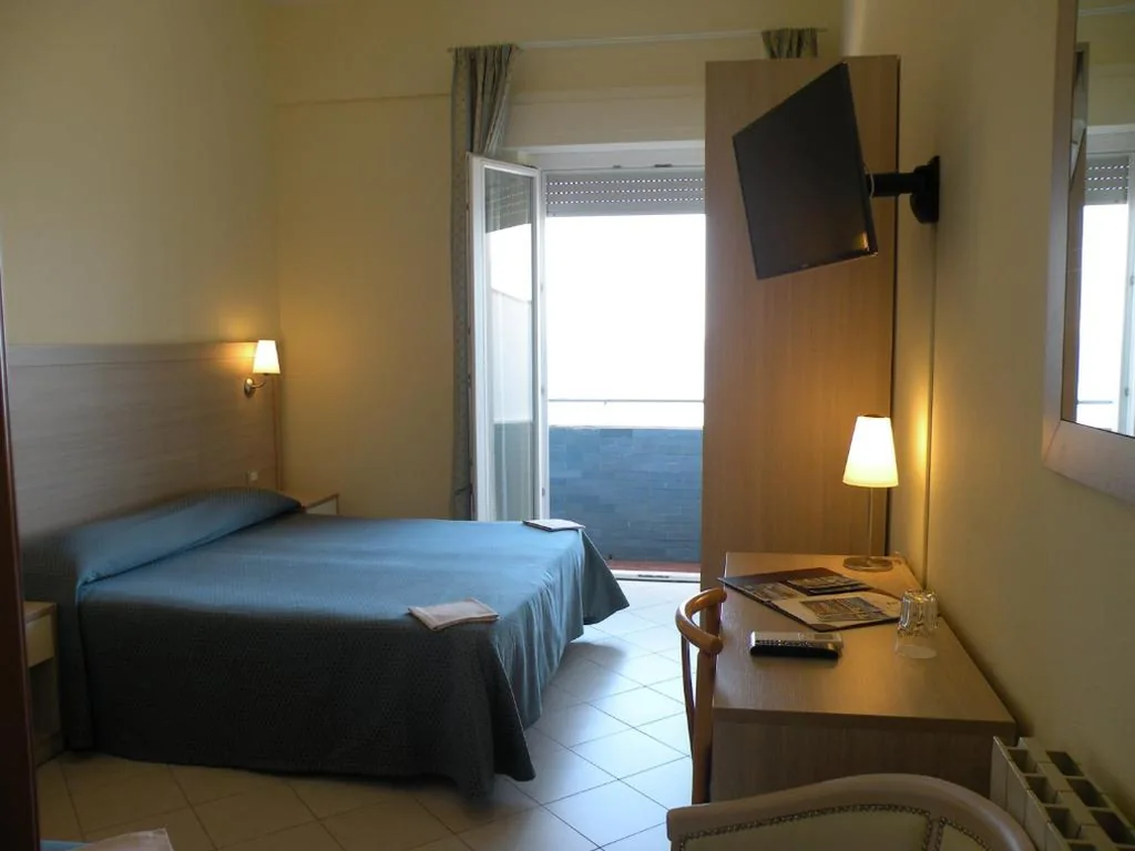 Camera Tripla con Vista Mare — Hotel Parrini
