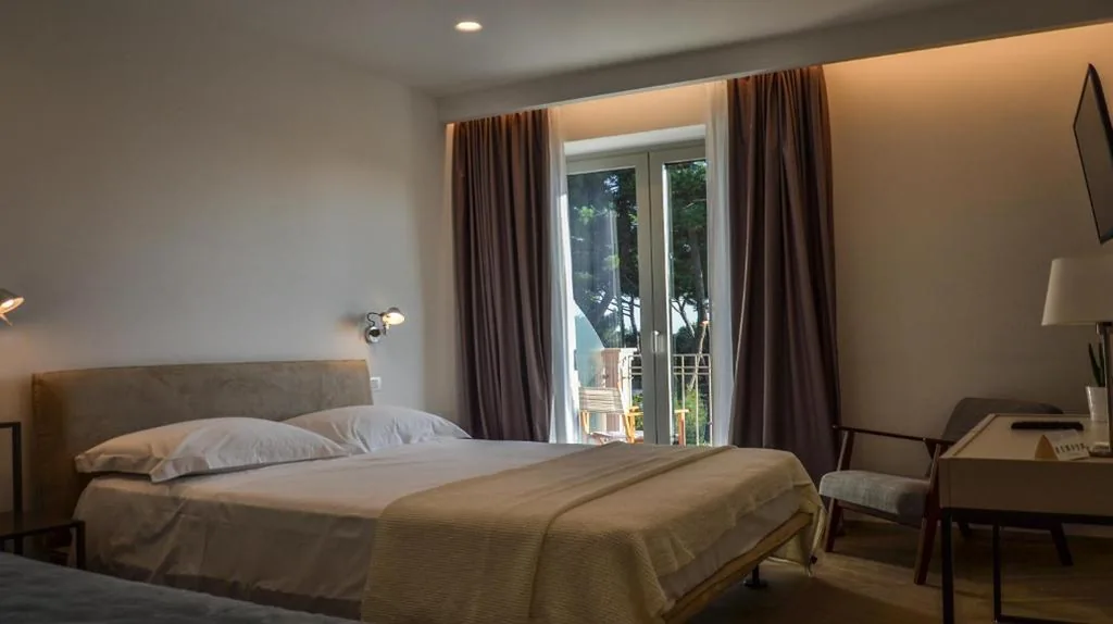 Triple Room with Sea View — Hotel Villa Elsa