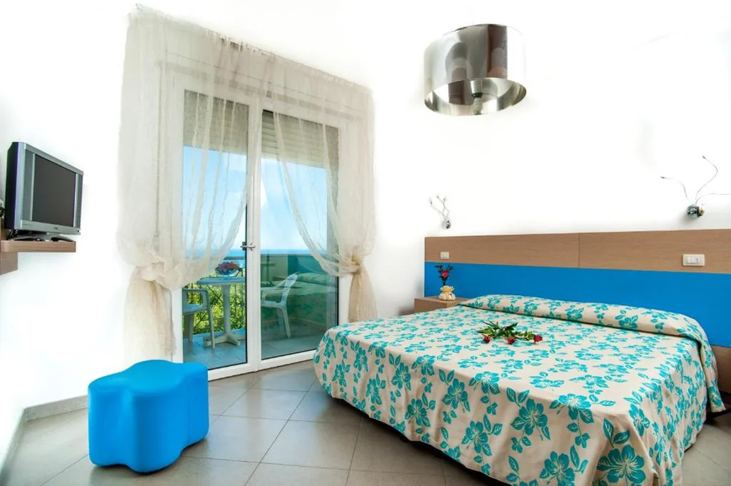 Camera Tripla con Vista Mare — Hotel Villa Marcella
