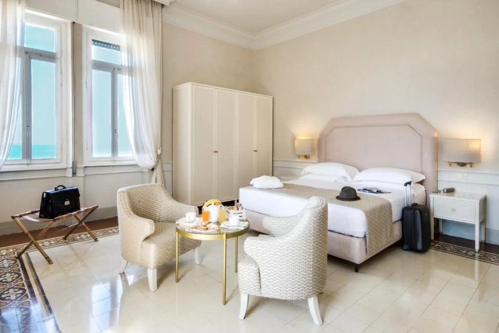 Camera Tripla con Vista Mare Parziale — Grand Hotel Royal