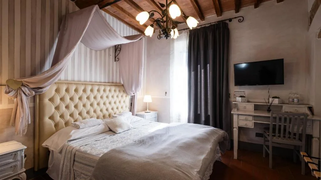 Camera Tripla con Vista Piscina — Il Castagnolo Country B&B